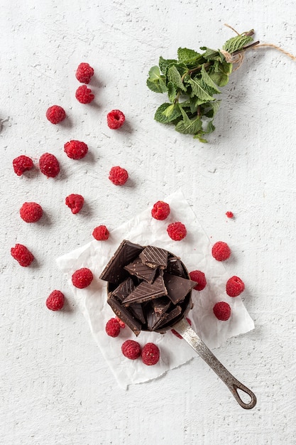 Chocolate com malagueta vermelha, menta e framboesas