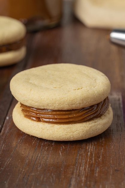 Foto close-up de alfajores argentinos feitos com amido de milho recheados com doce de leite