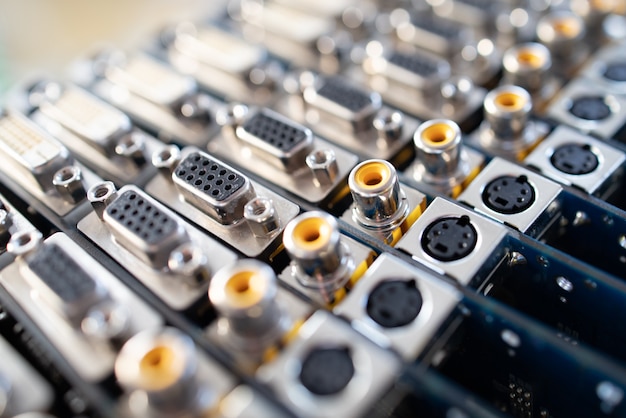 Foto close-up de soquetes de metal embaçado em uma placa de vídeo de computador