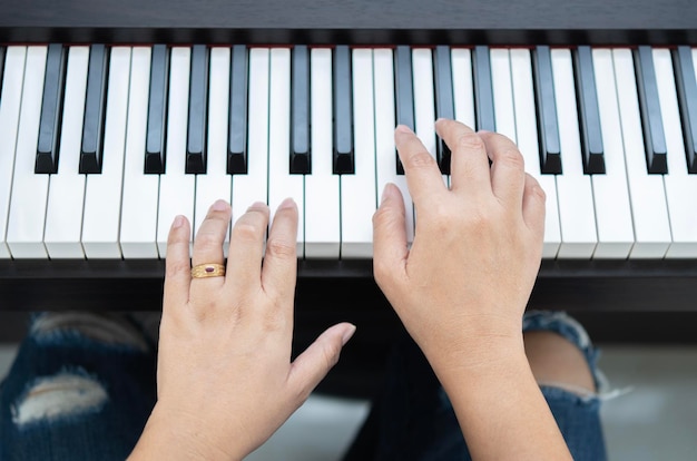 Closeup mão de mulher tocando piano Música clássica favorita Piano aprendendo acordes em casa