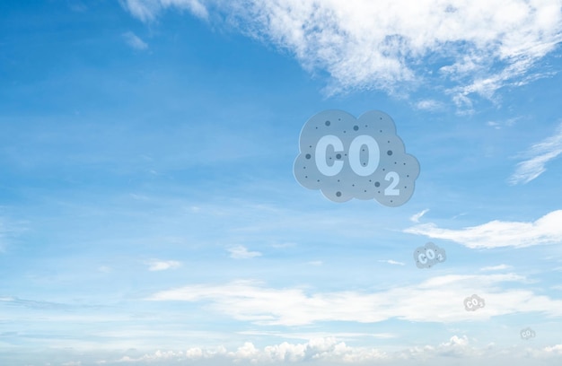 Foto co2-symbol auf blauem himmel und weißen wolken co2-emissionen treibhausgas kohlendioxidgas global