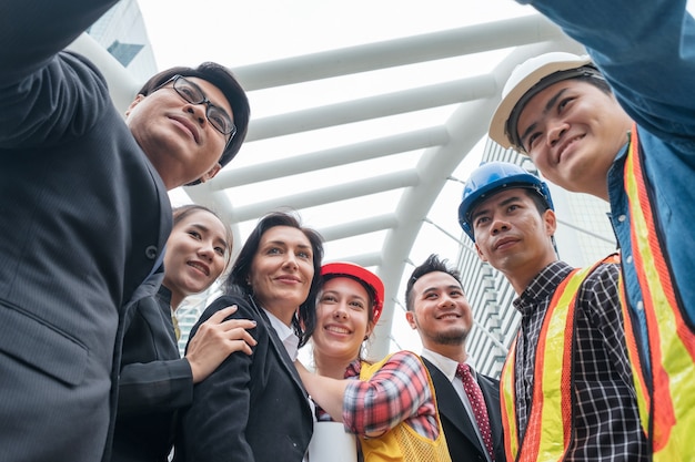 Foto colega alegre multiétnica de várias ocupações selfie uma foto juntos em meio urbano