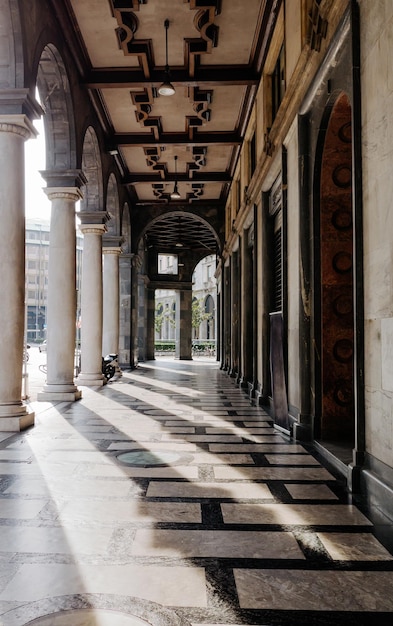 Colunas do templo da cidade italiana nos raios do pôr do sol