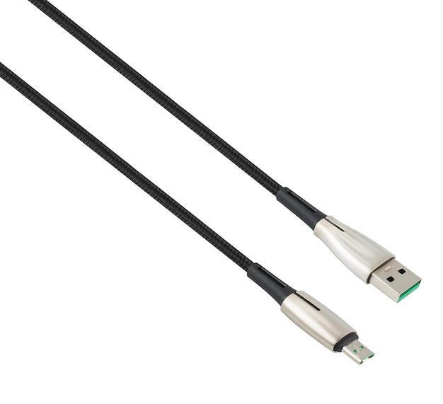 Foto com cabo usb e conector micro usb em fundo branco