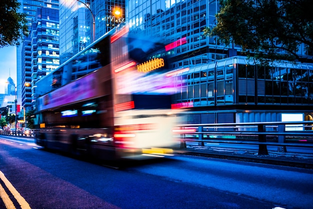 Construção urbana de Hong Kong e veículos rodoviários, visão noturna