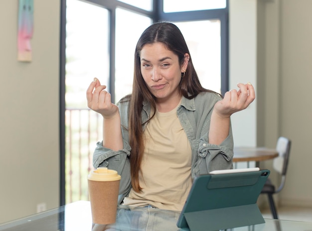 Foto coole frau, die zu hause mit einem kaffee arbeitet