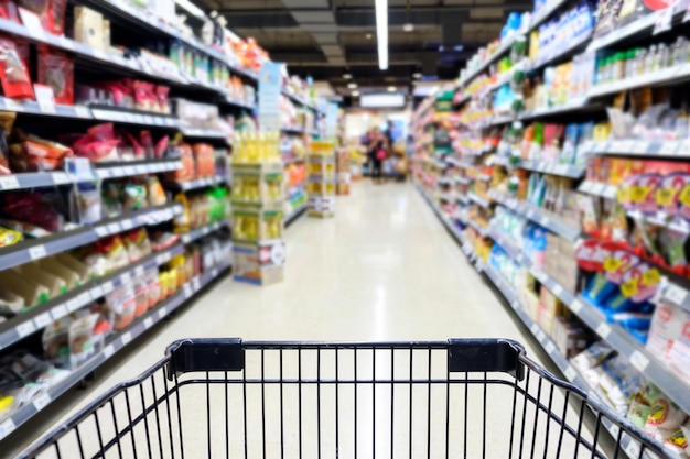 Corredor do supermercado com carrinho de compras vazio