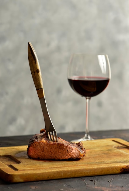 Costelas de boi assadas com um copo de vinho tinto apresentado na mesa cozinha tradicional argentina Asado barbecue Patagônia Argentina