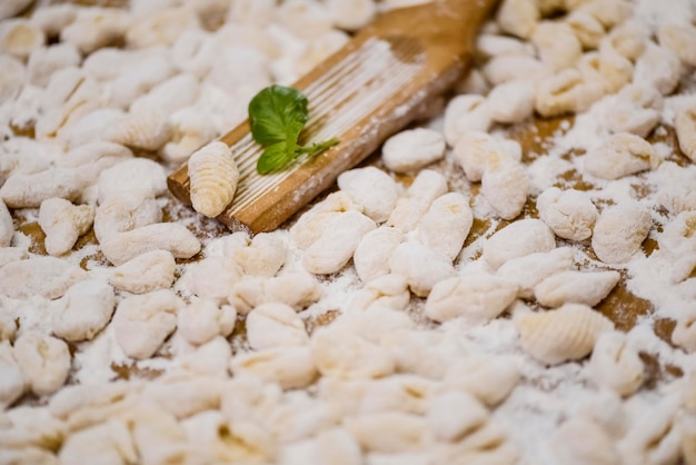 Cozinhar gnocchi caseiro na mesa Tradição italiana