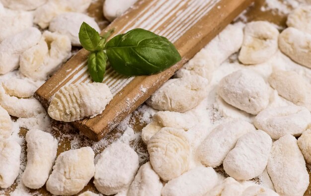 Cozinhar gnocchi feito à mão na mesa Tradição italiana