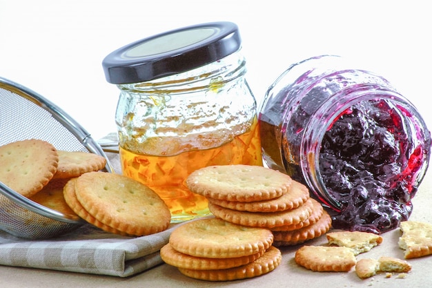 Crackers com geléia de laranja e geléia de mirtilo