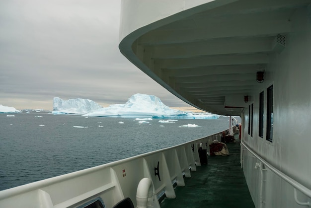 Cruzeiro de navio de expedição na ilha de Paulet, paisagem antártica, perto da Península Antártica