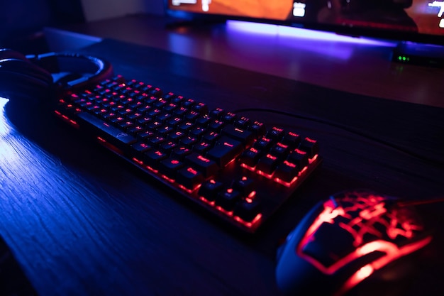 Curitiba, ParanÃ¡Â -, Brasilien - 9. Februar 2021: Gaming-RGB-LED-Tastatur mit Hintergrundbeleuchtung.