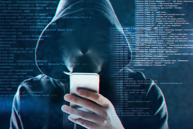 Foto cyber-sicherheit smartphone und hacker internet web-technologie und mann für online-cyberkriminalität datenschutz gesichert und website-zugang programmierung virus im system und person mit hoodie-codierung