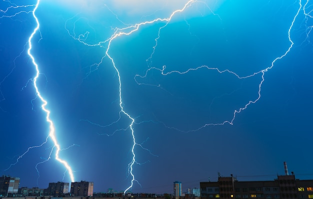 Das Gewitter über der Stadt. abend nacht zeit