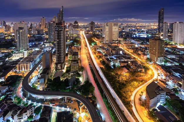 Das Stadtzentrum von Bangkok im Geschäftsviertel über der Trident Road und dem Verkehr mit Gebäuden und Wolkenkratzern am Morgen