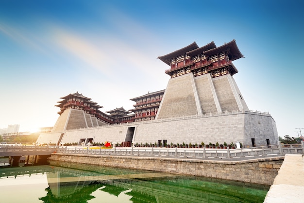 Das Yingtian-Tor ist das Südtor der Stadt Luoyang in der Sui- und Tang-Dynastie. Es wurde 605 gebaut.