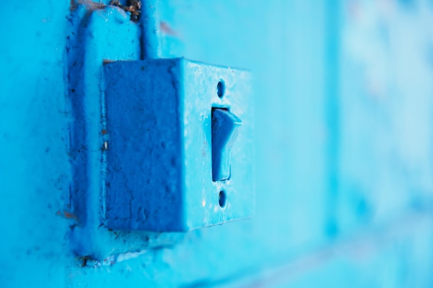 Der alte Schalter im Netz auf der blauen Backsteinmauer