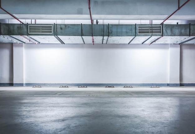 Der leere Raum Parkplatz Interieur in der Nacht