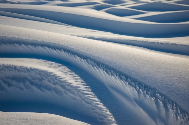 Foto deslizamentos de neve que formam padrões naturais em um ope