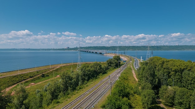 Die Kaiserbrücke ist eine kombinierte Auto- und Eisenbahnbrücke über den Wolga-Fluss Kuibyshev-Stausee in der Stadt Uljanowsk