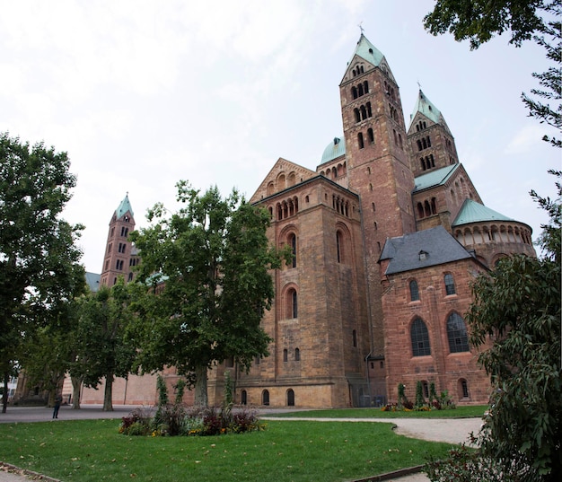 Die kaiserliche Dombasilika Mariä Himmelfahrt und St. StephenxADom zu unserer lieben Frau oder Dom zu Speyer für Reisende, die reisen und die Stadt Speyer in Rheinland-Pfalz besuchen