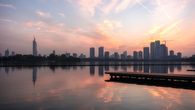 Die Straßenlandschaft der Stadt Nanjing bei Sonnenuntergang