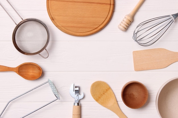 Diferentes utensílios de cozinha em um plano de fundo claro, vista de cima, aparelhos de cozinha