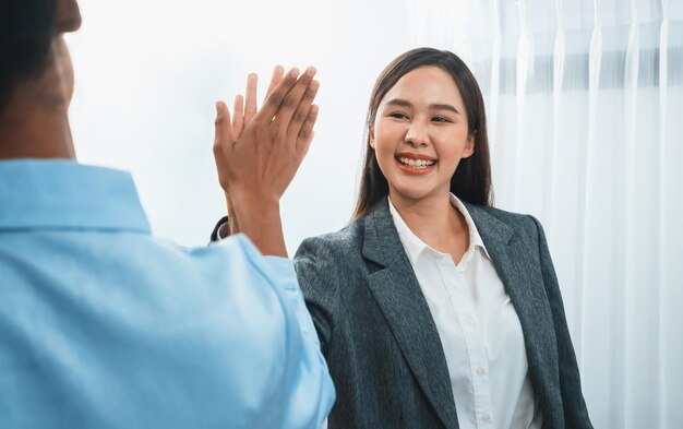 Foto diversas equipes de negócios celebram uma reunião bem-sucedida com os highfives concord