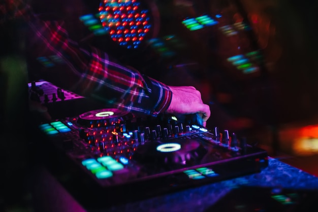 DJ spielt auf Musikmixer in einem Nachtclub