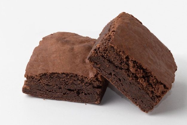 Foto dois deliciosos brownies isolados no fundo branco