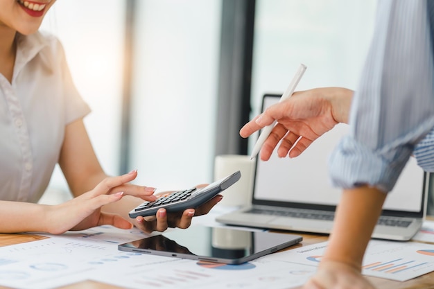 Foto dois empresários ou equipe de marketing analisando gráficos de dados e preparando um relatório estatístico e discutindo dados financeiros no escritório