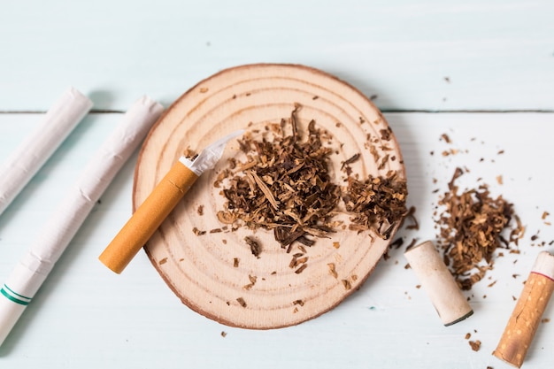 Foto drogas destruindo o conceito de família. pare de fumar para o resto da vida no conceito do dia mundial sem tabaco. dia mundial sem tabaco.