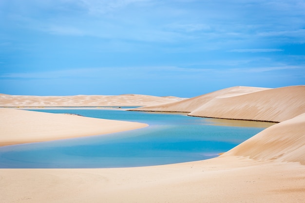 Ein blaues natürliches Pool im einzigartigen Nationalpark Lençóis Maranhenses, Brasilien