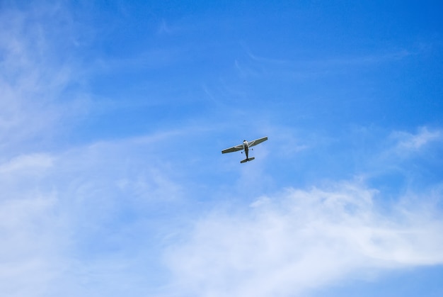 Foto ein kleines einmotoriges flugzeug am himmel