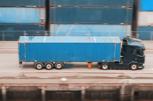 Foto ein lieferketten-intermodal-fracht-halbanhänger-lkw in bewegung auf einer internationalen autobahn