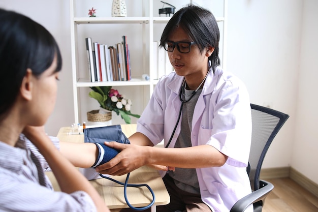 Foto ein professioneller arzt überprüft einen patienten mit einem blutdrucktest