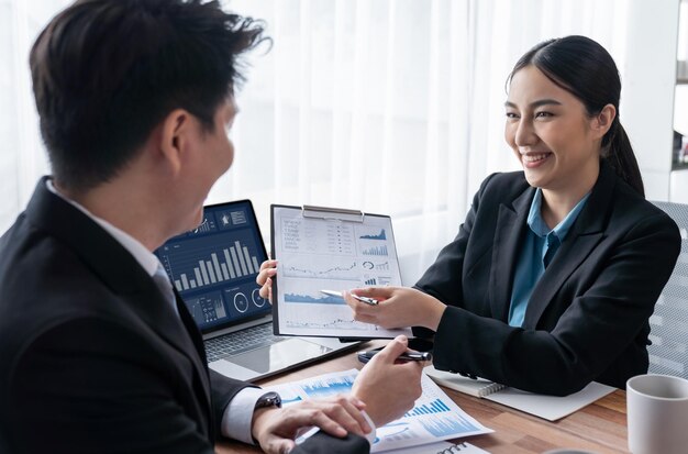 Foto ein vielbeschäftigtes analystenteam im büro bespricht datenanalyse und marketing jubilant