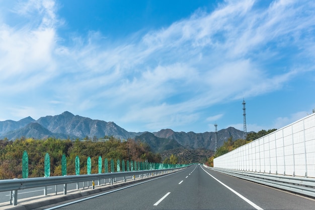 Foto eine autobahn, die zum berggebiet führt