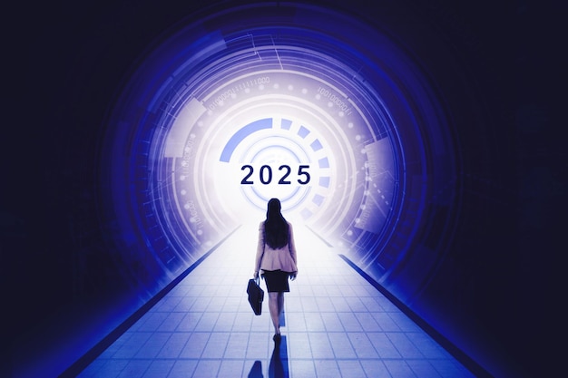 Foto eine frau geht in richtung eines futuristischen tunnels mit dem text 2025 im hintergrund