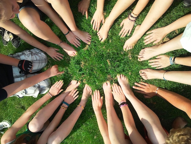 Foto eine gruppe von menschen in einem kreis mit zusammengefassten händen