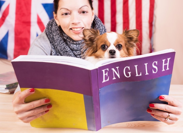 Foto einfaches sprachlernkonzept englisch auch für hunde junge frau und ihr hund lernen die englische sprache