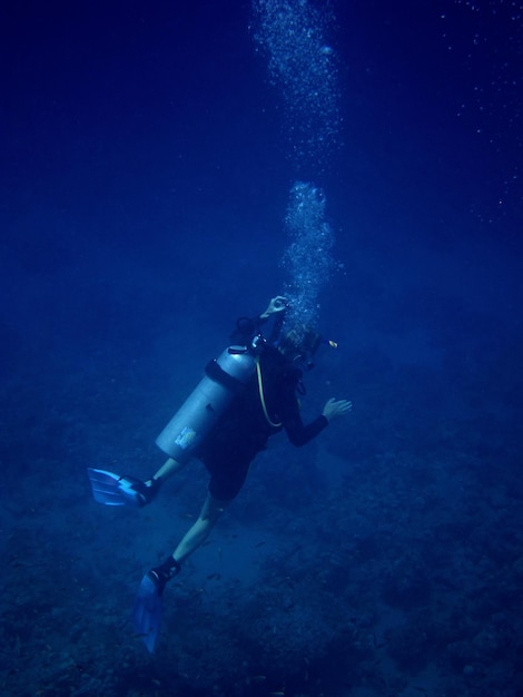 Foto einzelner taucher beim abtauchen im roten meer