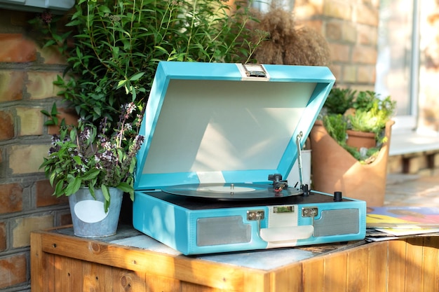 Elegante toca-discos com disco de vinil na mesa no quarto vinil azul toca-discos em casa