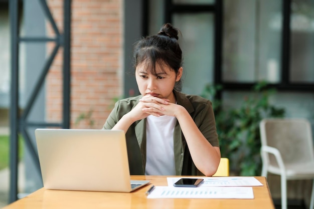 Empresária de excesso de trabalho estressada no escritório