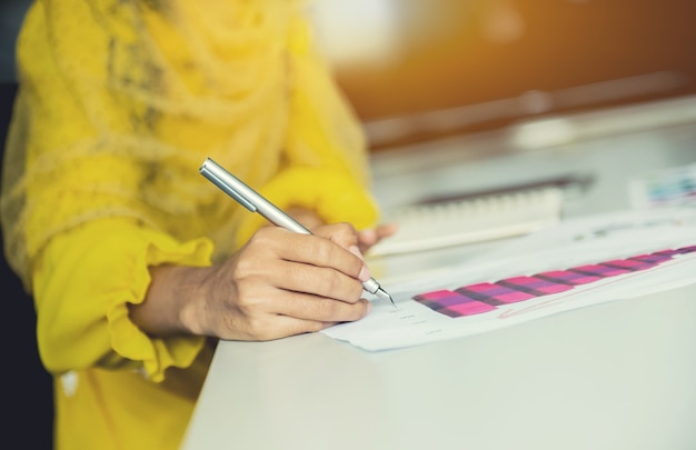 Foto empresária, escrevendo no papel para planejar o objetivo de negócios e bem sucedido.