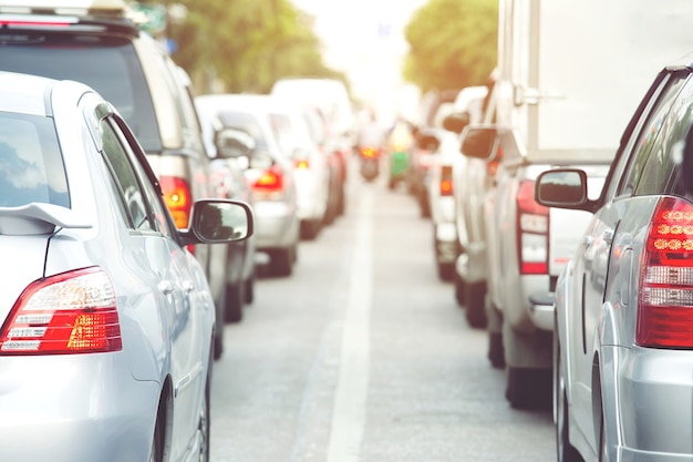 Engarrafamento em uma linha de estrada de rua de cidade de carro na via expressa na hora do rush. Luzes de trânsito. Estacionamento.