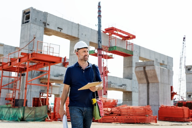 Engenheiro de site em um canteiro de obras