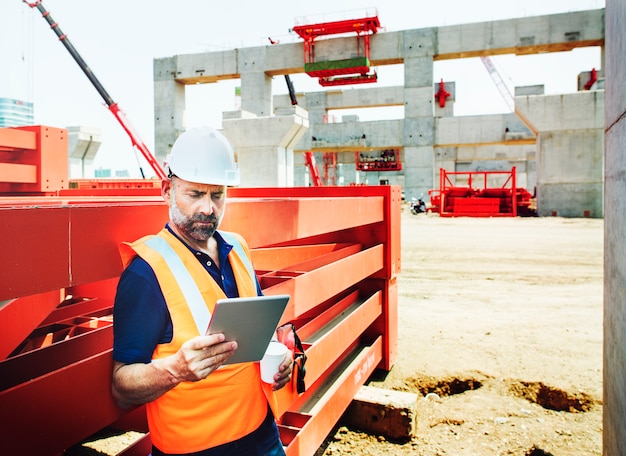 Engenheiro de site em um canteiro de obras