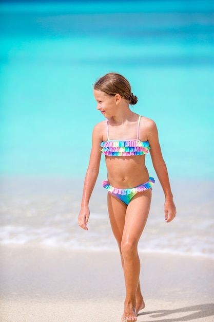 Foto entzückendes kleines mädchen am strand während der sommerferien